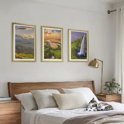 Bergsfloder och vattenfall tavelset ovanför soffa