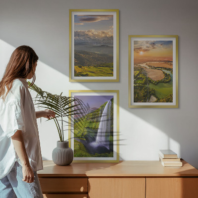 Tavelset ovanför soffa Bergsfloder vattenfall natur
