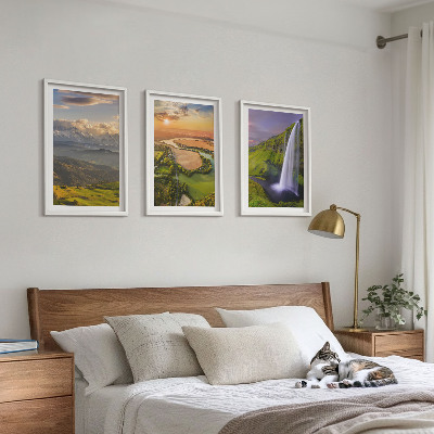 Tavelset ovanför soffa Bergsfloder vattenfall natur