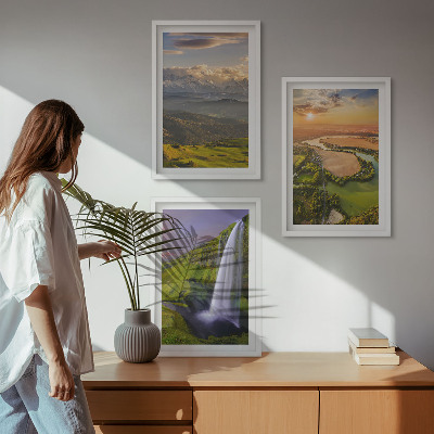 Tavelset ovanför soffa Bergsfloder vattenfall natur