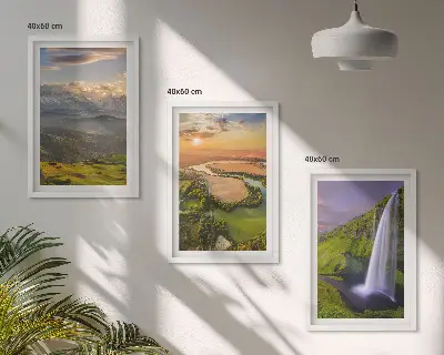 Bergsfloder och vattenfall tavelset ovanför soffa
