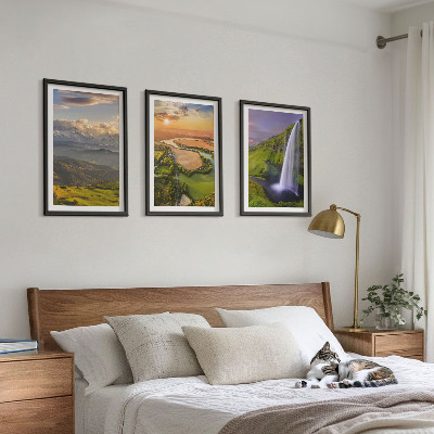 Tavelset ovanför soffa Bergsfloder vattenfall natur