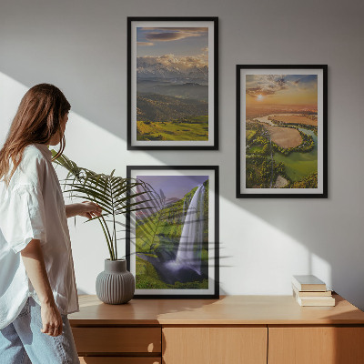 Tavelset ovanför soffa Bergsfloder vattenfall natur