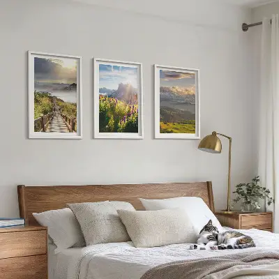 Berglandskap med blommor tavelset för vägg ovanför soffa