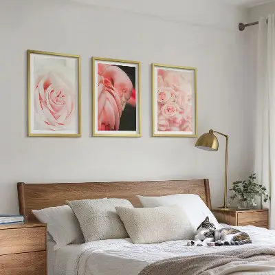 Tavelset ovanför soffa med motiv av delikata pastellrosa flamingos