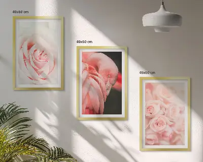 Tavelset ovanför soffa med motiv av delikata pastellrosa flamingos