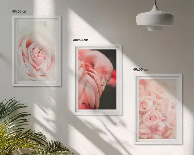 Tavelset ovanför soffa med motiv av delikata pastellrosa flamingos