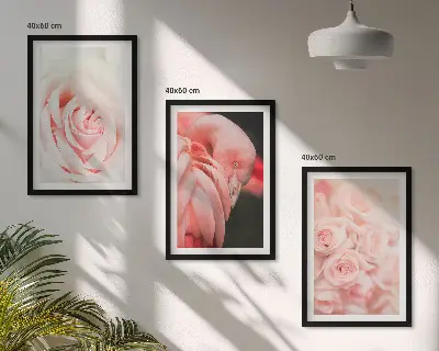 Tavelset ovanför soffa med motiv av delikata pastellrosa flamingos