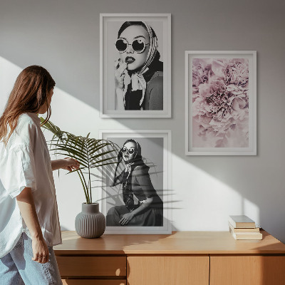 Tavelset ovanför soffa Snygga porträtt av kvinnor med blommor