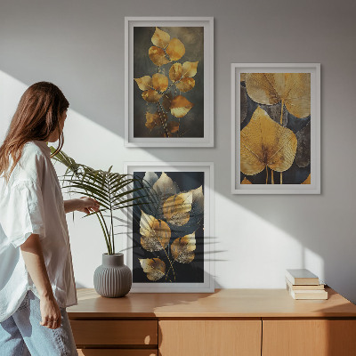 Tavelpaket med ramar Gula blad på en mörk bakgrund
