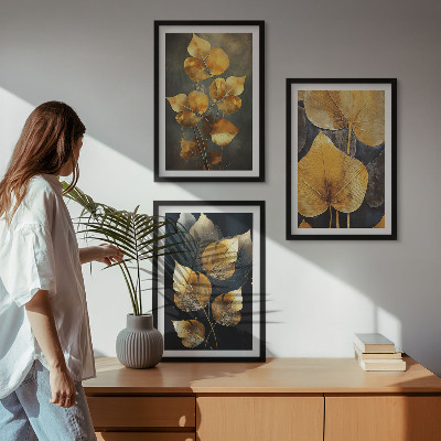 Tavelpaket med ramar Gula blad på en mörk bakgrund