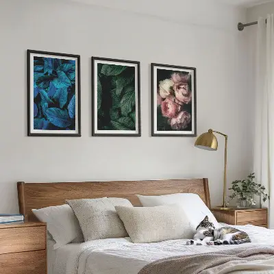 Tavelvägg med ramar motiv med blad och blommor i olika färger