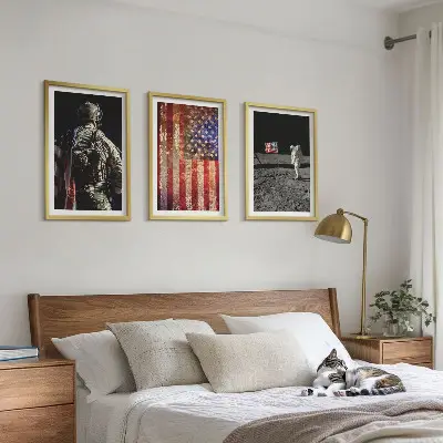 Tavelset ovanför soffa med amerikanska symboler och USA:s flagga