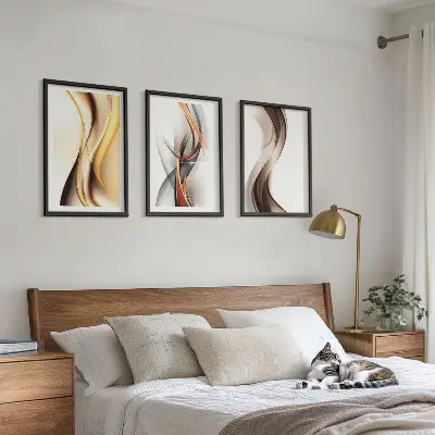 Tavelset ovanför soffa gula och gråbruna vågor