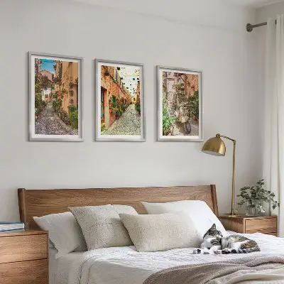 Set med 3 tavlor gator, blommor och italiensk atmosfär