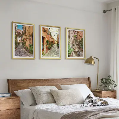 Set med 3 tavlor gator, blommor och italiensk atmosfär