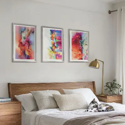 Färgglada abstraktioner av form tavelset ovanför soffa