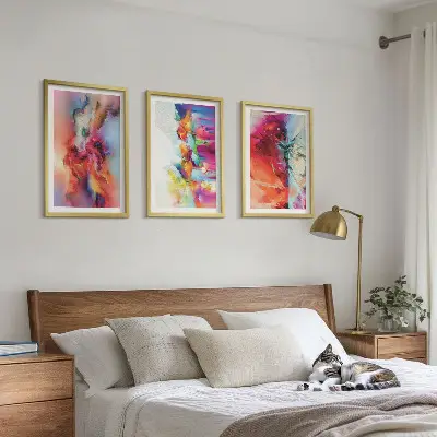 Färgglada abstraktioner av form tavelset ovanför soffa