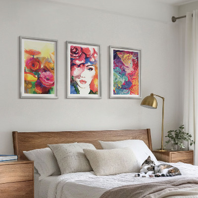 Tavelpaket med ramar Porträtt av en kvinna med intensiva blommor