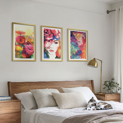 Tavelpaket med ramar Porträtt av en kvinna med intensiva blommor