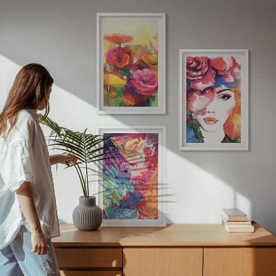 Tavelpaket med ramar Porträtt av en kvinna med intensiva blommor