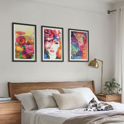 Tavelpaket med ramar Porträtt av en kvinna med intensiva blommor