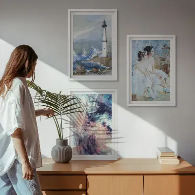 Tavelset ovanför soffa fyra abstrakta dansare
