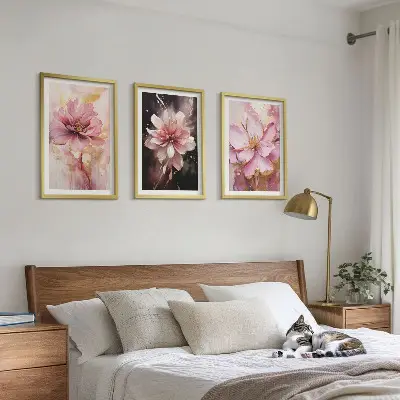 Tavelset med ramar blommiga kompositioner av rosor i vitt