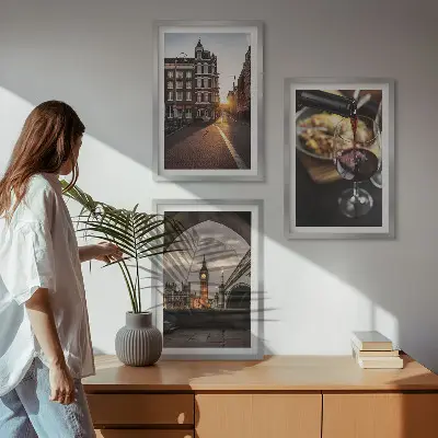 Tavelset med stadsmotiv bilder från London ovanför soffa