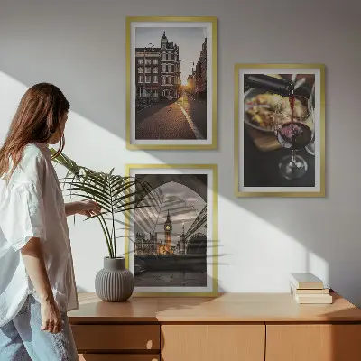 Tavelset med stadsmotiv bilder från London ovanför soffa
