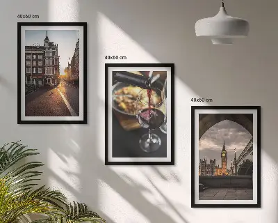 Tavelset med stadsmotiv bilder från London ovanför soffa