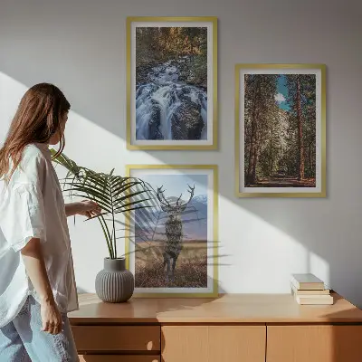 Tavelpaket med ramar vattenfall i skogen med berg och rådjur i naturen