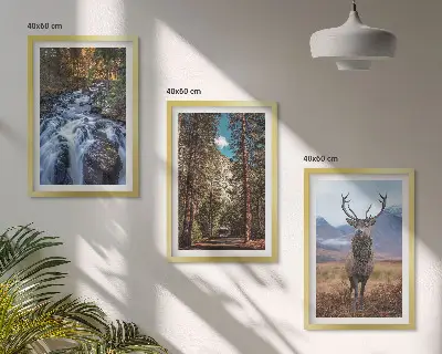 Tavelpaket med ramar vattenfall i skogen med berg och rådjur i naturen