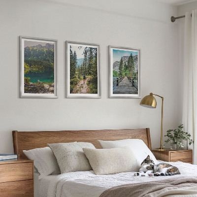 Tavelset ovanför soffa Berg, sjöar, skogar, stigar