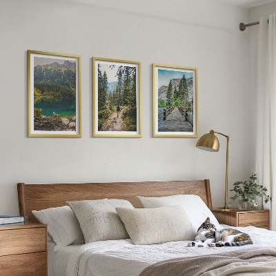 Tavelset ovanför soffa Berg, sjöar, skogar, stigar