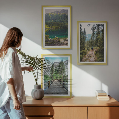 Tavelset ovanför soffa Berg, sjöar, skogar, stigar