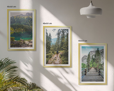 Tavelset ovanför soffa Berg, sjöar, skogar, stigar