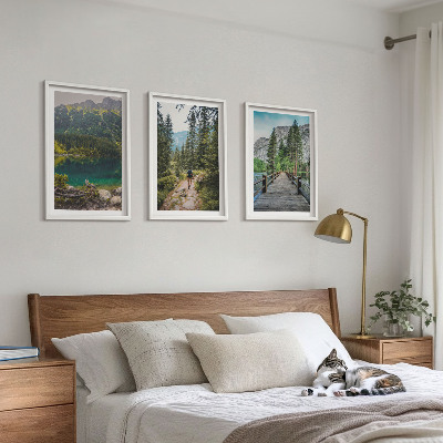 Tavelset ovanför soffa Berg, sjöar, skogar, stigar