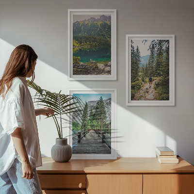 Tavelset ovanför soffa Berg, sjöar, skogar, stigar