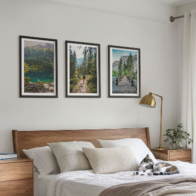 Tavelset ovanför soffa Berg, sjöar, skogar, stigar