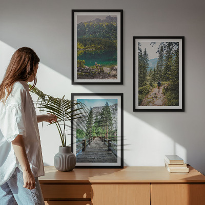 Tavelset ovanför soffa Berg, sjöar, skogar, stigar