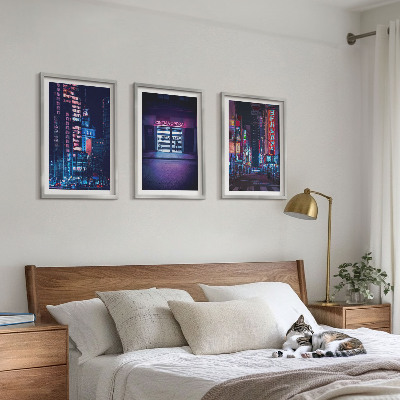 Tavelset ovanför soffa Nattstadens neoningång