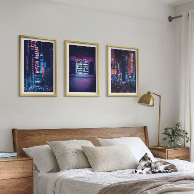 Tavelset ovanför soffa Nattstadens neoningång