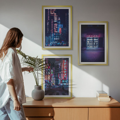Tavelset ovanför soffa Nattstadens neoningång