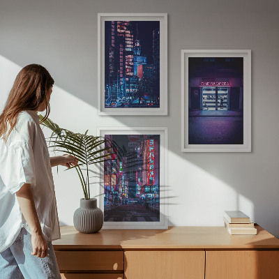 Tavelset ovanför soffa Nattstadens neoningång