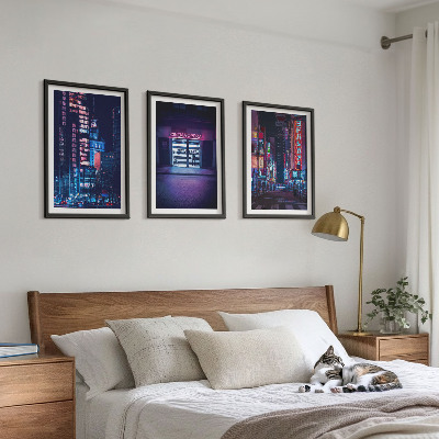 Tavelset ovanför soffa Nattstadens neoningång