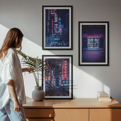 Tavelset ovanför soffa Nattstadens neoningång