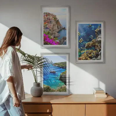 Set med 3 tavlor havsutsikt med färgglada hus