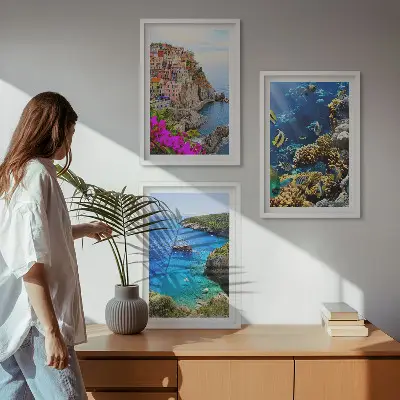 Set med 3 tavlor havsutsikt med färgglada hus