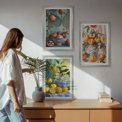 Tavelset med motiv av granatäpplen, persikor och citroner tavlor ovanför soffa